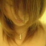 リクルートスーツのような服を着て