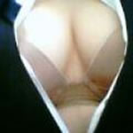 ユリさんは私の手を触ってきました